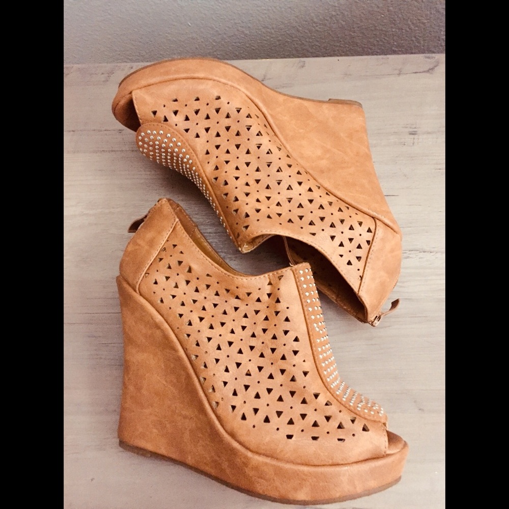 Light brown wedge pumps.